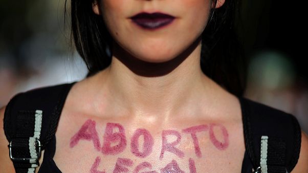 Direito ao aborto domina protestos de mulheres argentinas Direito ao aborto domina protestos de mulheres argentinas