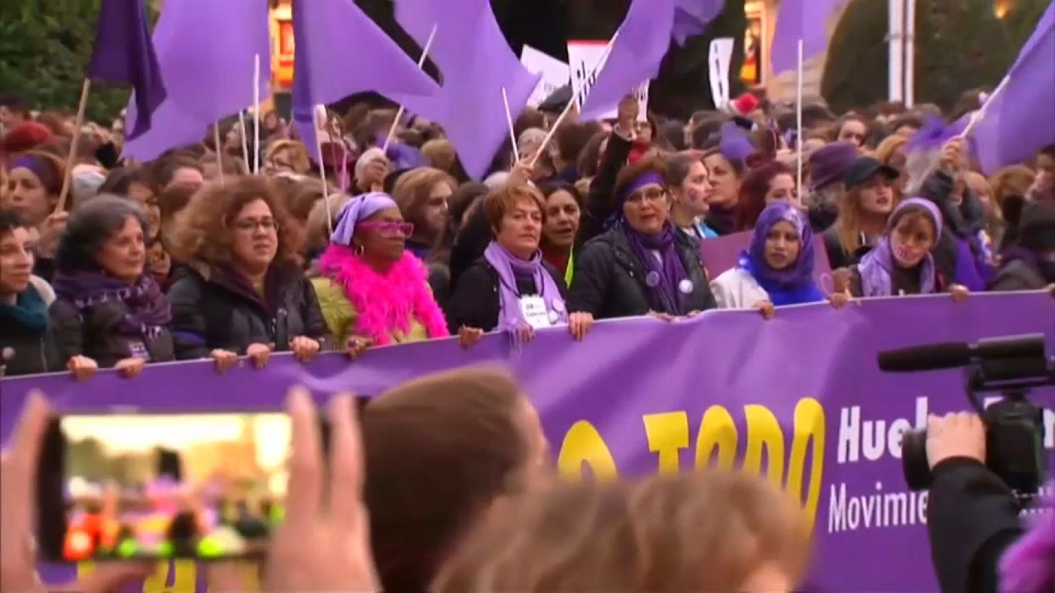 İspanya'da 6 milyon kadın cinsiyet eşitsizliğini protesto etti