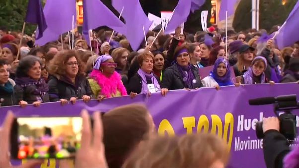 İspanya'da 6 milyon kadın cinsiyet eşitsizliğini protesto etti İspanya'da 6 milyon kadın cinsiyet eşitsizliğini protesto etti