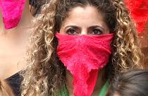 Mulheres protestam com roupas íntimas no rosto