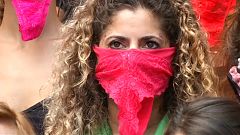 Mulheres protestam com roupas íntimas no rosto