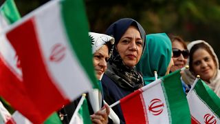 الشرطة البريطانية تعتقل 4 أشخاص بعد اقتحامهم السفارة الإيرانية وإنزال العلم الإيراني من عليها