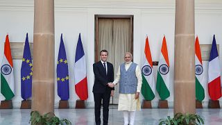 En Inde, Macron aligne les contrats