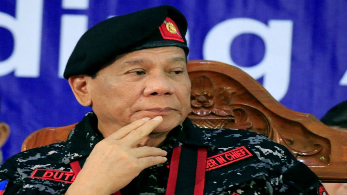 الرئيس الفلبيني رودريجو دوتيرتي بالزي العسكري خلال حفل في بلدة شمالي مانيلا