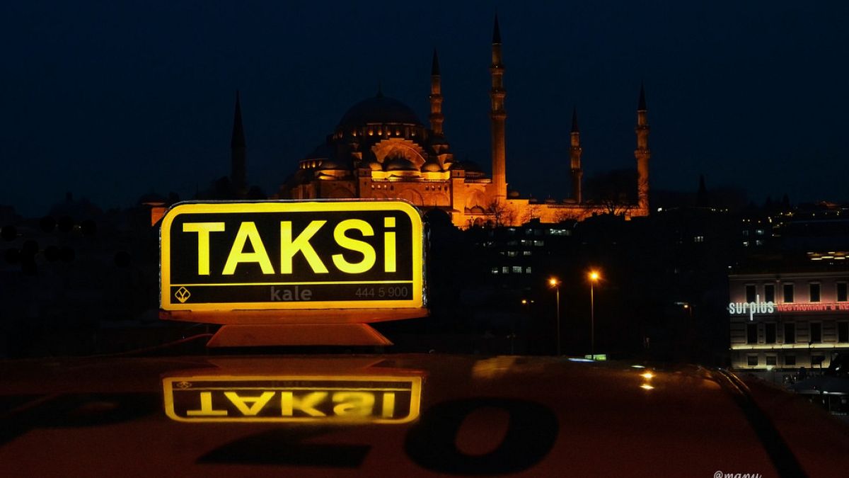 İstanbul'da bir taksi şoförü Uber aracına bıçakla saldırdı