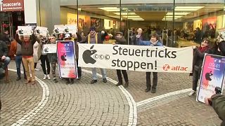 تظاهرة في فرانكفورت لمطالبة  مجموعة آبل بدفع مزيد من الضرائب