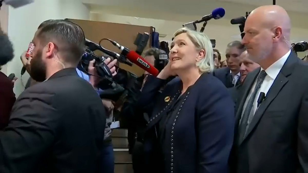 Le Pen mantém liderança da Frente Nacional