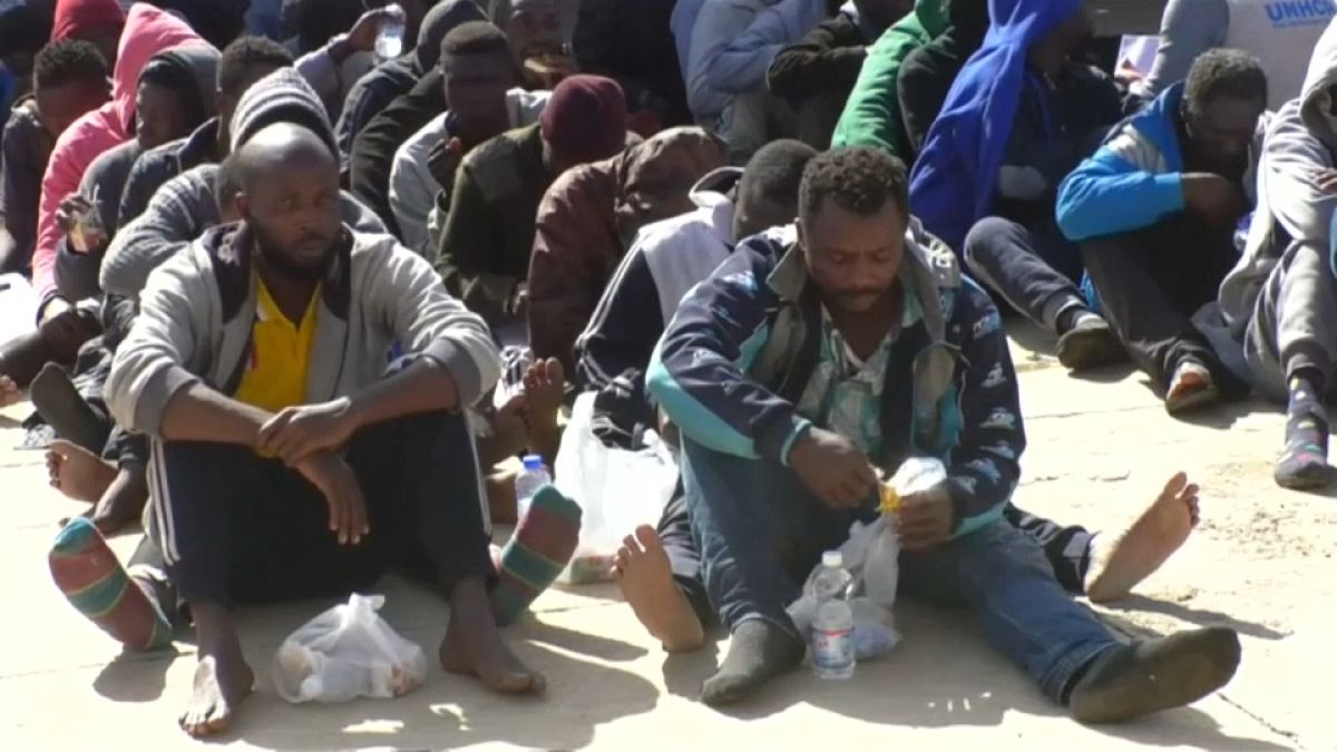 شاهد: انتشال مئات المهاجرين من البحر بالقرب من السواحل الليبية