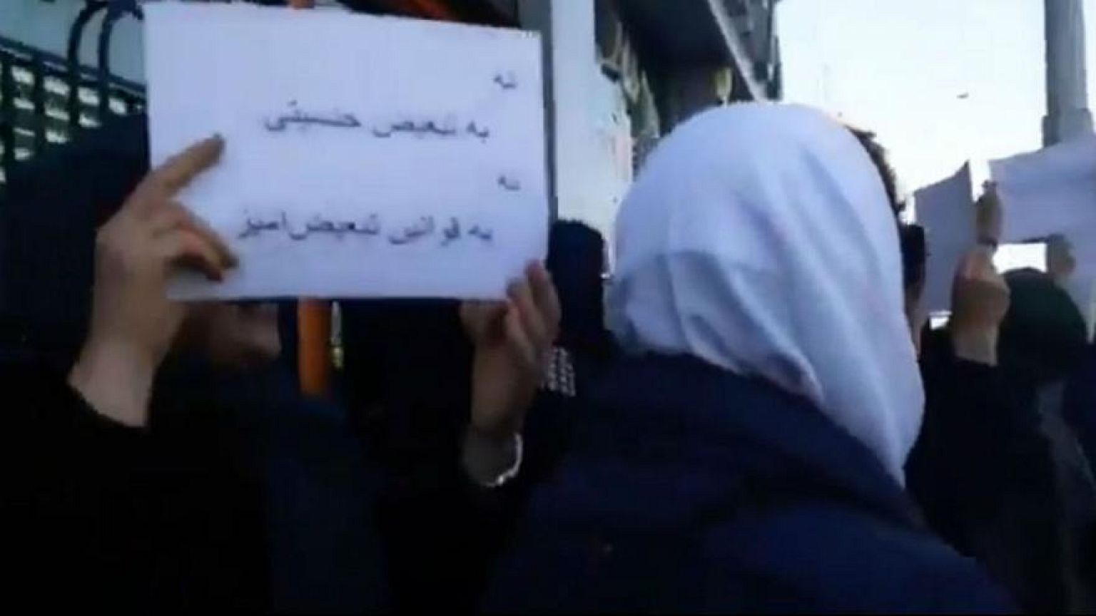 زنان و مردانی که روز جهانی زن در برابر وزارت کار بازداشت شدند