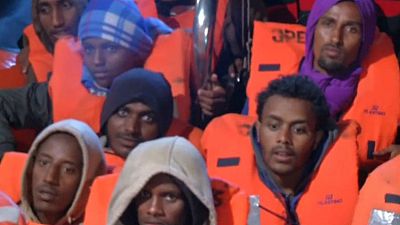 Afrikalı göçmenler batmak üzere olan gemiden son anda kurtarıldı