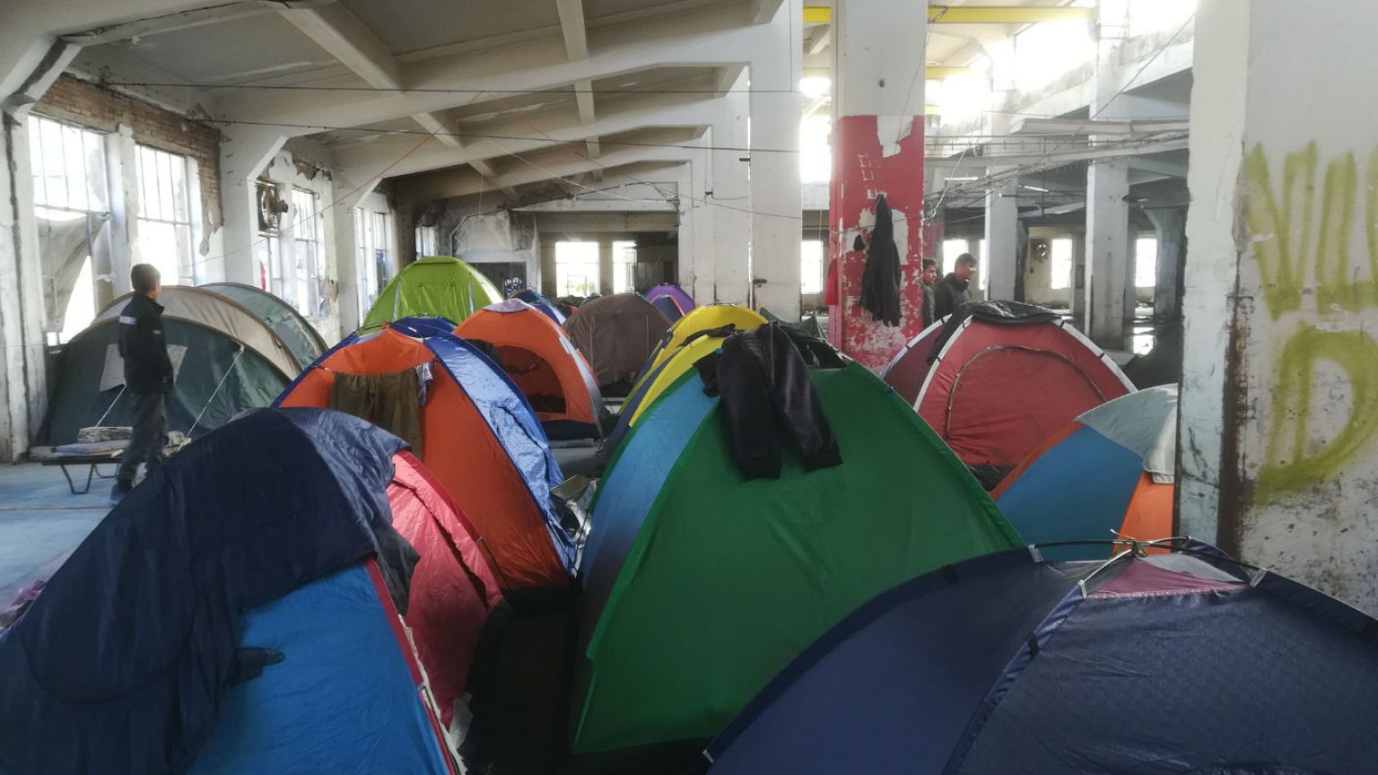 Πάτρα: «Ούτε τα σκυλιά των Ευρωπαίων δεν θα ζούσαν εδώ» λένε οι πρόσφυγες 