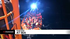 Több száz migránst mentettek ki a tengerből