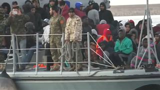 Több száz migránst mentettek ki a tengeren