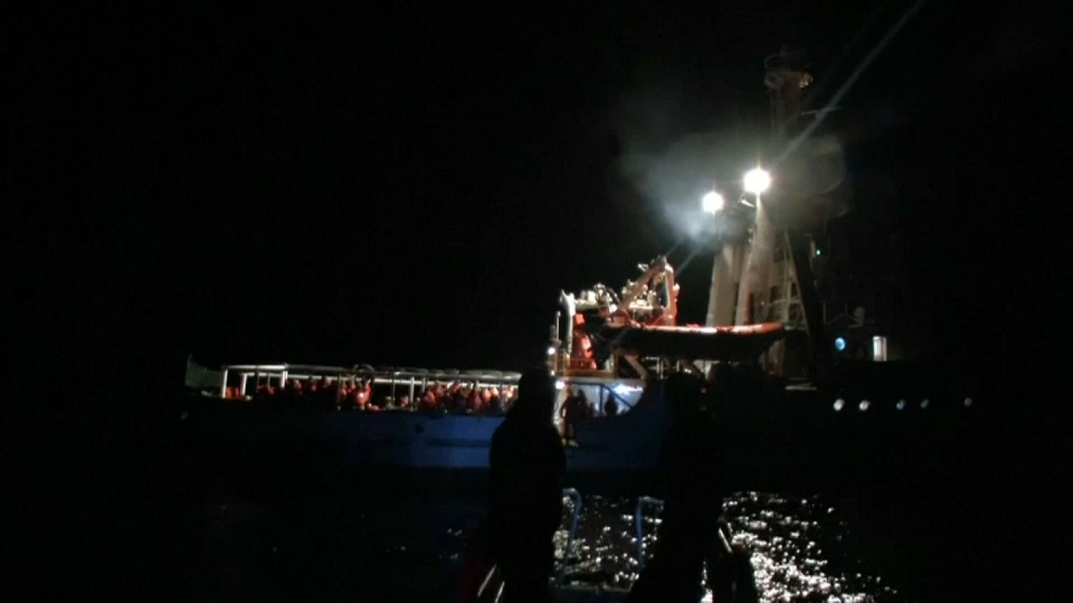 Centenas de migrantes resgatados no Mediterrâneo