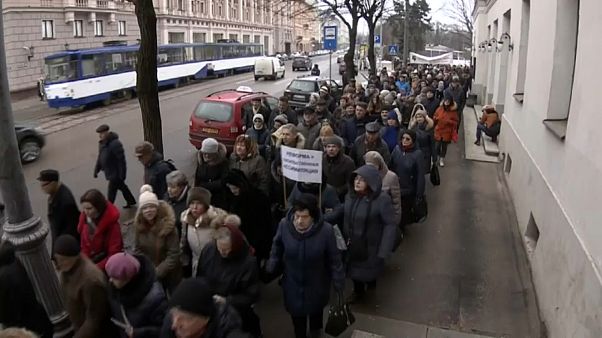 Riga: in piazza per difendere le scuole russe Riga: in piazza per difendere le scuole russe