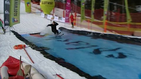 Hoffen auf den Sommer? Polen fährt Schnee-Wasserski