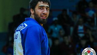 Khusen Khalmurzaev busca la mirada de su hermano tras ganar el oro