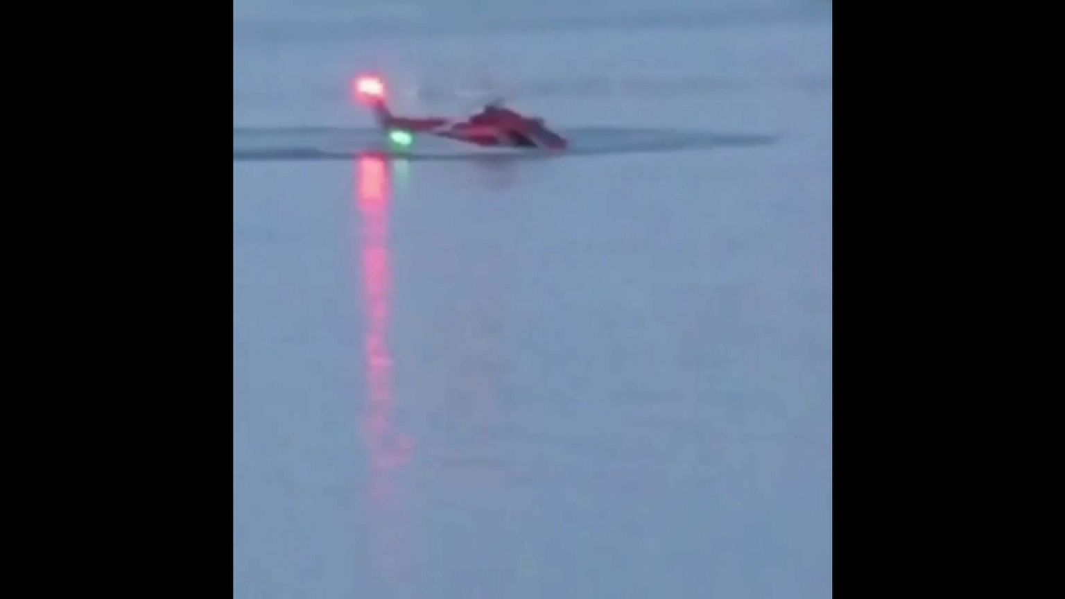Cinco muertos al estrellarse un helicóptero turístico en el East River de Nueva York
