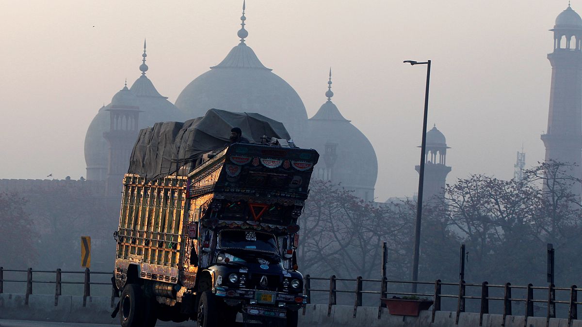 Ein Lastwagen vor der Badshahi Mosque im pakistanischen Lahore