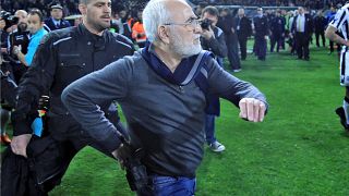 إيقاف مباريات كرة القدم في اليونان بعد نزول مالك باوك أرض الملعب مسلّحاً