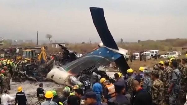 Nepal: un aereo bengalese si schianta al suolo prima dell'atterraggio Nepal: un aereo bengalese si schianta al suolo prima dell'atterraggio