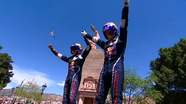 A festa de Sebastien Ogier e do seu copiloto após triunfo no México A festa de Sebastien Ogier e do seu copiloto após triunfo no México