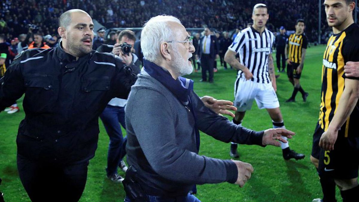 ورود مدیر باشگاه پائوک با تپانچه به میدان، لیگ فوتبال یونان را به تعطیلی کشاند