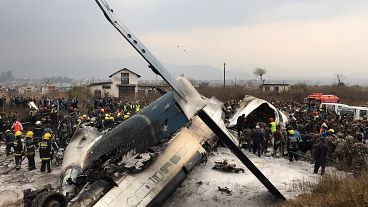 بالفيديو: المشاهد الأولى من كارثة تحطم الطائرة في مطار كاتمندو في النيبال