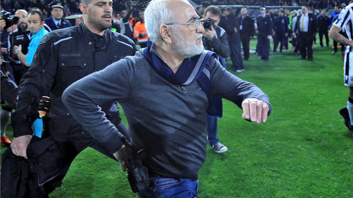 Grecia, presidente del PAOK con pistola in campo: sospeso il campionato