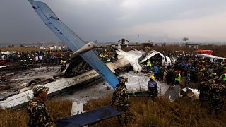 Avião cai e faz 50 mortos