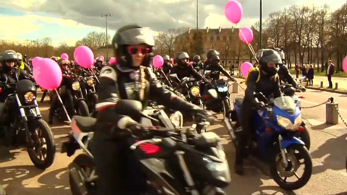 Défilé de moto pour les droits des femmes