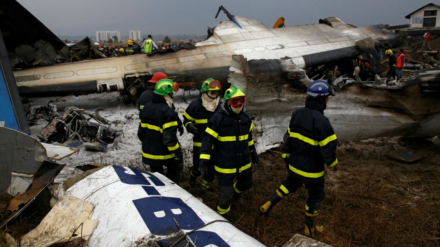 Népal : des survivants malgré le crash meurtrier 