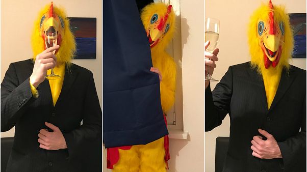 Ungheria, un uomo vestito da pollo gigante si candida alle elezioni Ungheria, un uomo vestito da pollo gigante si candida alle elezioni