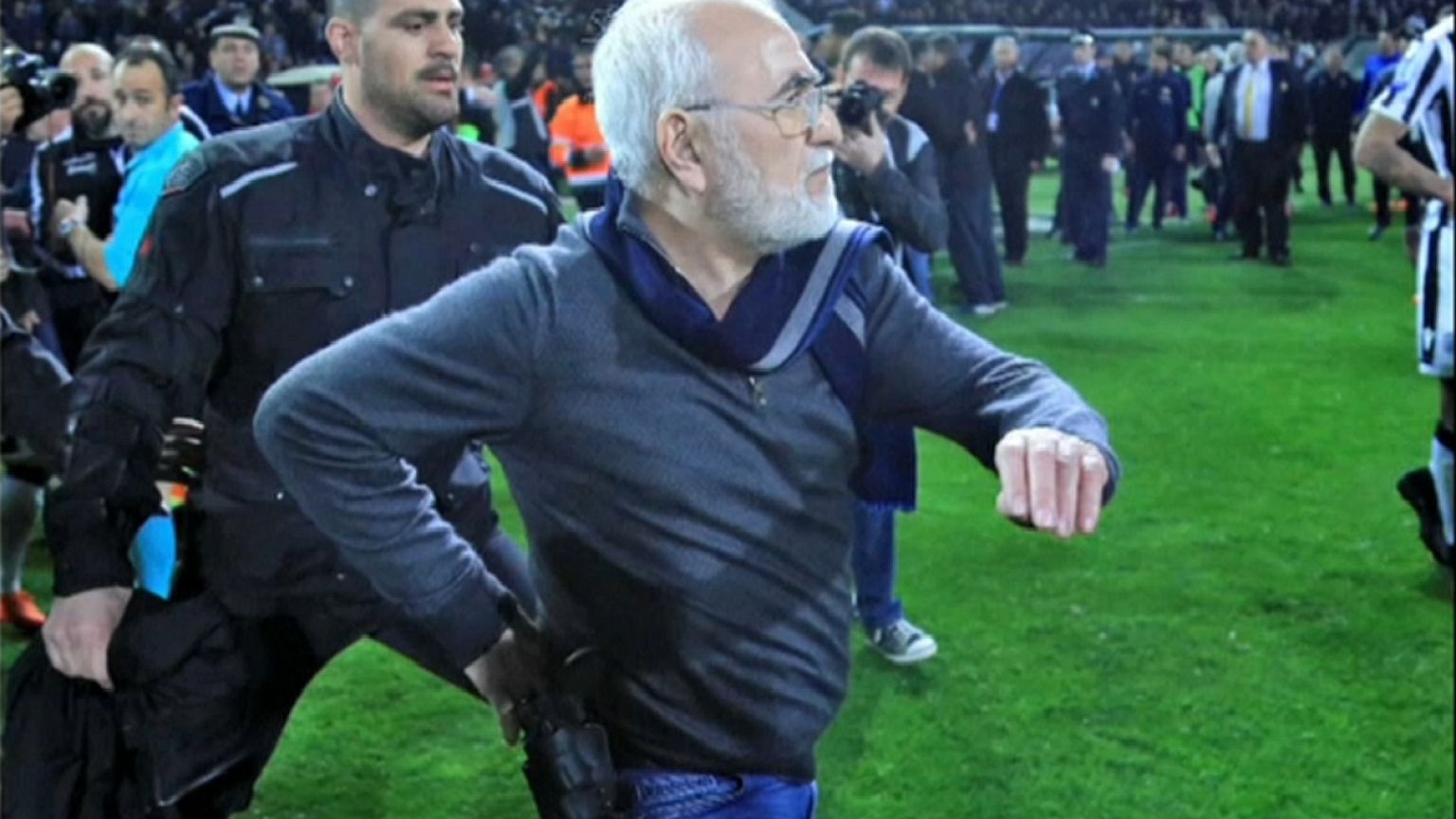 Presidente do PAOK de Salónica armado em campo