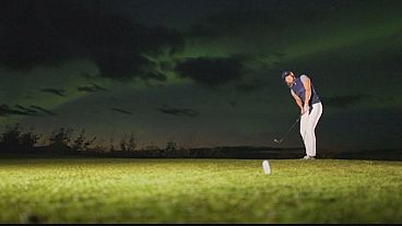 شاهد: ومضة إشهارية لمعدات الغولف تحت ضوء الشفق القطبي