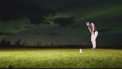 شاهد: ومضة إشهارية لمعدات الغولف تحت ضوء الشفق القطبي