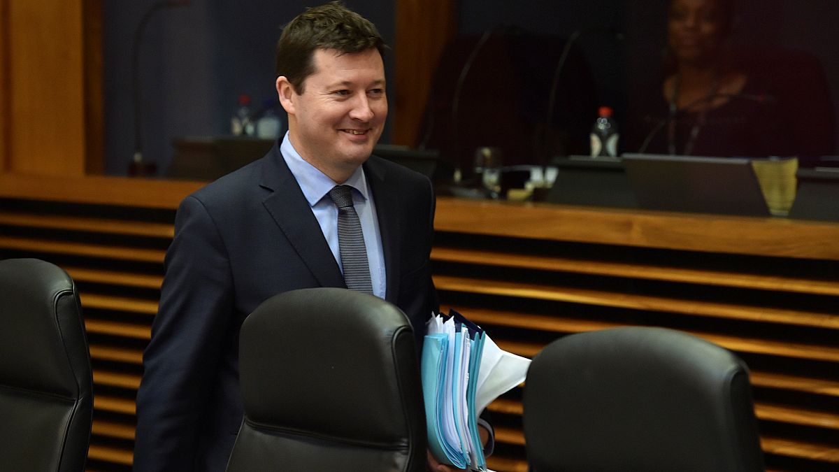 Martin Selmayr mosolyogva érkezik a biztosok tanácskozására