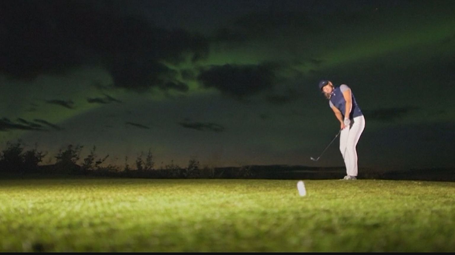 Kutup ışıkları altında golf keyfi
