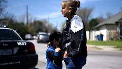 Un niño se abraza a su madre en el lugar de una de las explosiones
