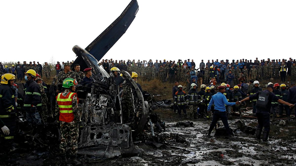 Destroços do avião que se despistou segunda-feira ao aterrar no Nepal