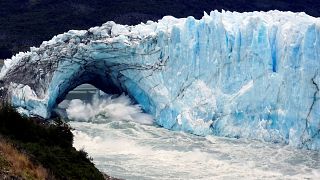 Ice bridge collapse dazzles tourists in Argentina