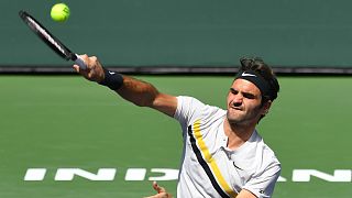 Roger Federer ultrapassa com facilidade sérvio 10 anos mais novo