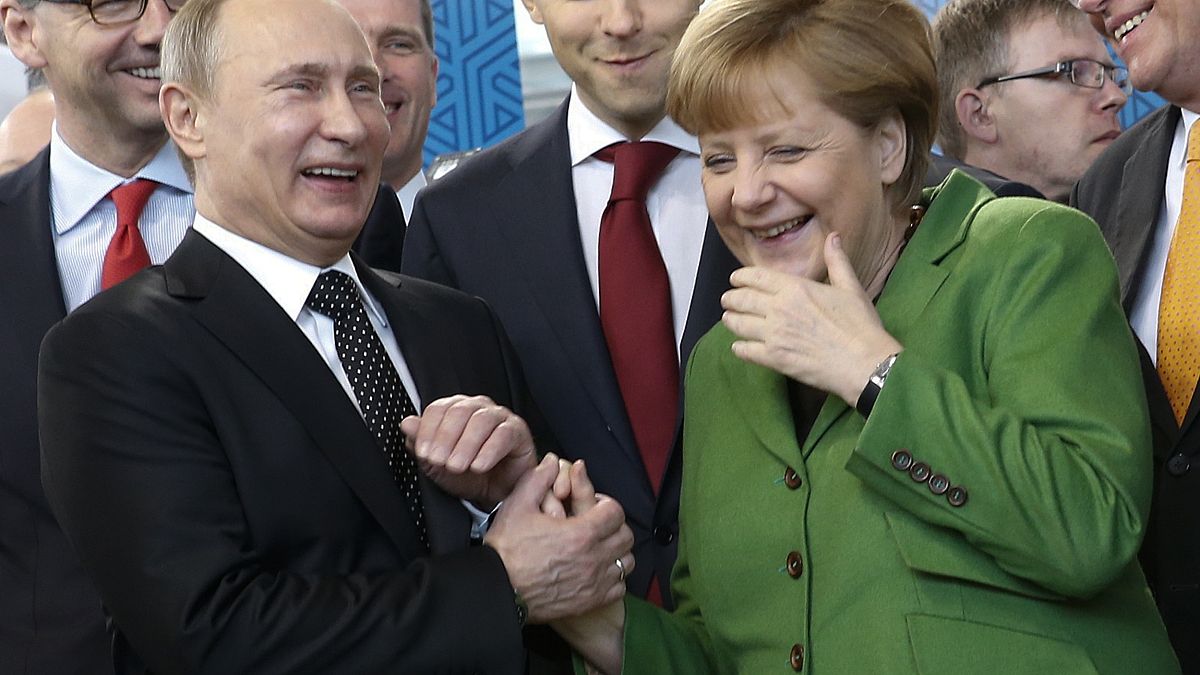 Lebuktak! Ajándékokkal kényezteti egymást Putyin és Merkel