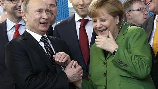 Lebuktak! Ajándékokkal kényezteti egymást Putyin és Merkel