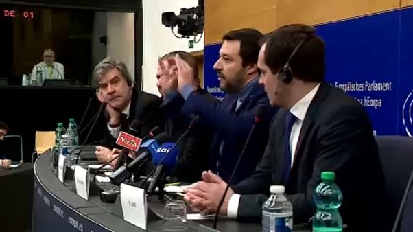 Matteo Salvini e apoiantes Matteo Salvini e apoiantes