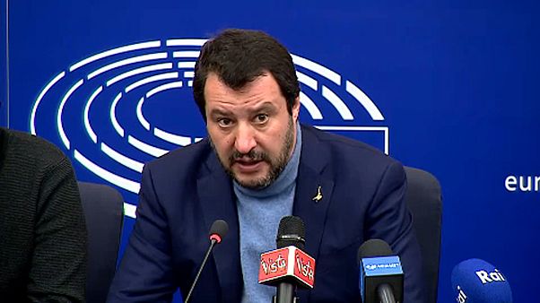 «Θερμό» επεισόδιο με Σαλβίνι στο Ευρωκοινοβούλιο «Θερμό» επεισόδιο με Σαλβίνι στο Ευρωκοινοβούλιο