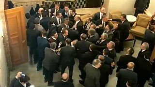 Umstrittene Abstimmung: Türkische Abgeordnete prügeln sich