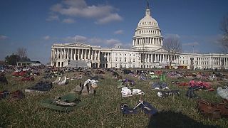 إغراق مبنى الكونغرس بالأحذية للتنديد بقتل الأطفال في الولايات المتحدة