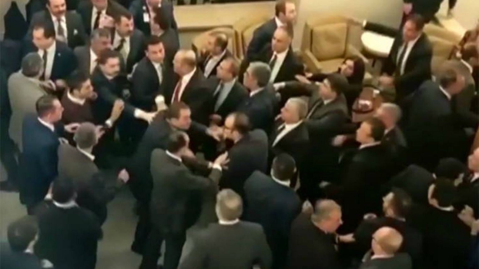 Τουρκία: Πεδίο μάχης το Κοινοβούλιο