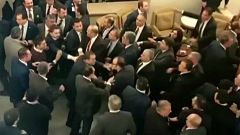 Τουρκία: Πεδίο μάχης το Κοινοβούλιο